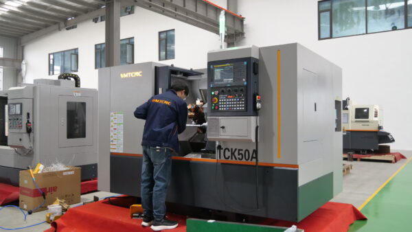 CE Certified TCK50A Slant Bed CNC Lathe Machines for Sale - Centro de Torneamento CNC para Metal - Image 2