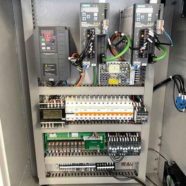 TORNO-CNC-de-BANDA-PLANA-CK6432-2