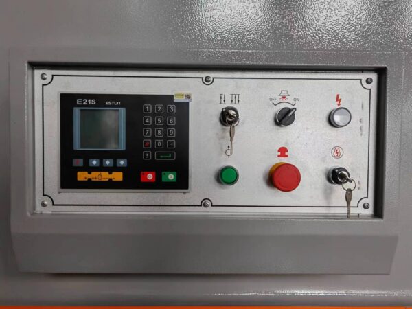 QC12Y-8x4000-Máquina-de-Corte-Hidráulica-de-Viga-Giratória-4