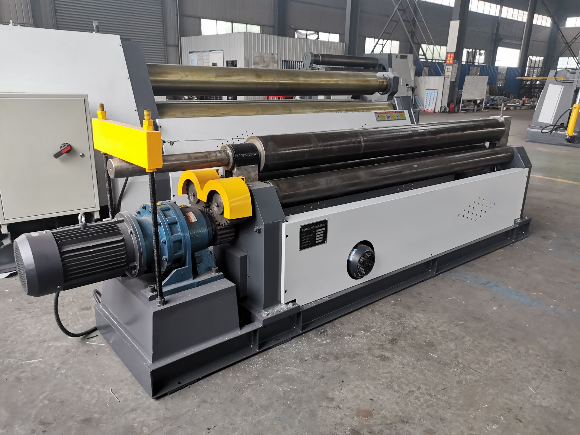 Máquina-de-Rolo-Industrial-W11-8x2500-Máquina-de-Rolos-para-Dobragem-Pesada-para-Chapas-Metálicas-1