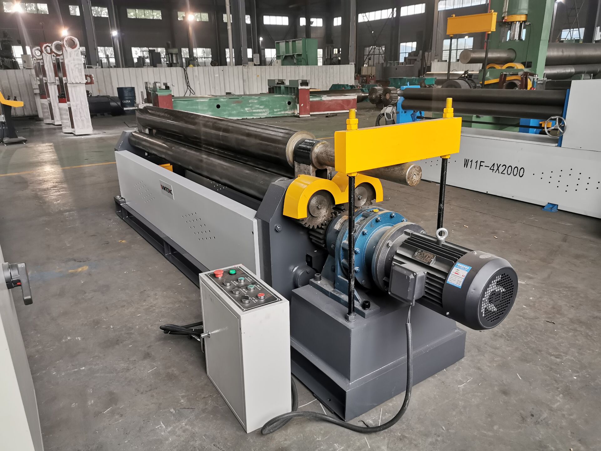 Máquina-de-Rolo-Industrial-W11-8x2500-Máquina-de-Rolos-para-Dobragem-Pesada-para-Chapas-Metálicas-2